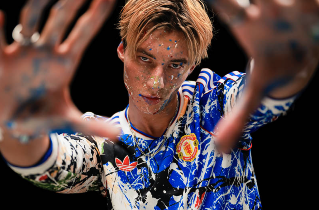 adidas presenta Manchester United x The Stone Roses: fútbol y música se unen en una colección icónica